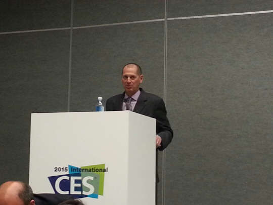 6일(현지시간) 미국 라스베이거스에서 게리 샤피로 전미가전협회(CEA) 회장이 CES 2015에 대한 기자들의 질문에 답변하고 있다.